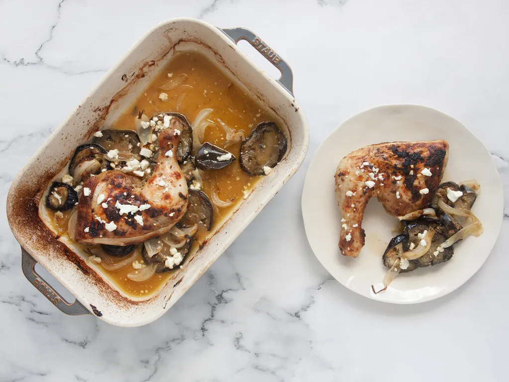 Pollo al horno con berenjena y feta