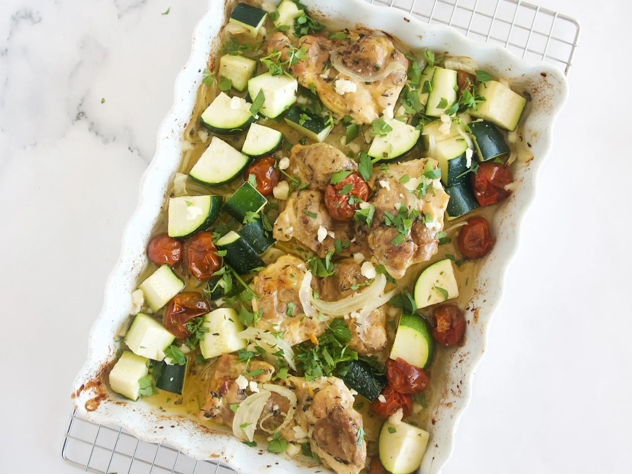 Pollo al horno con calabacín, tomates y cebolla