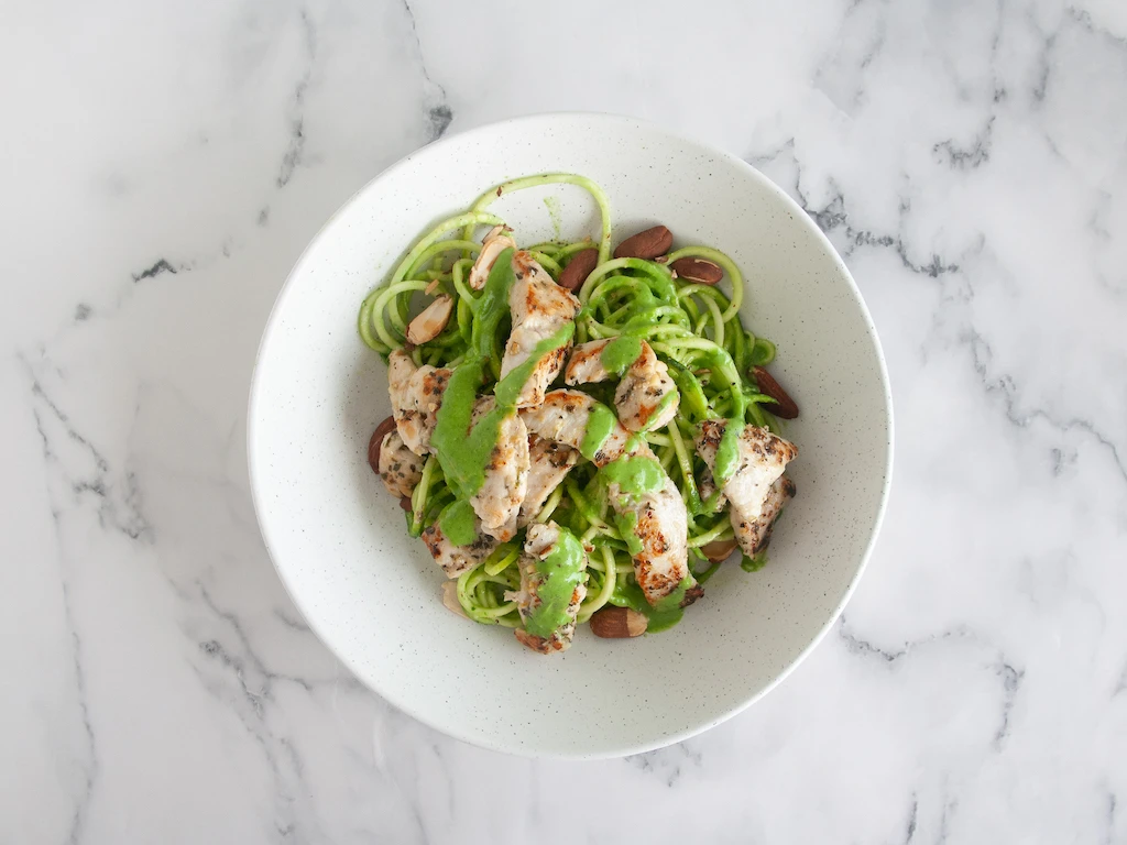 Pollo al limón con noodles de calabacín y aliño de espinacas y kéfir