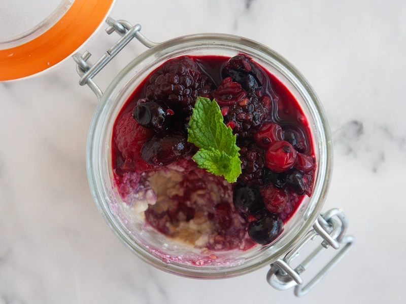 Porridge cheescake con frutos rojos