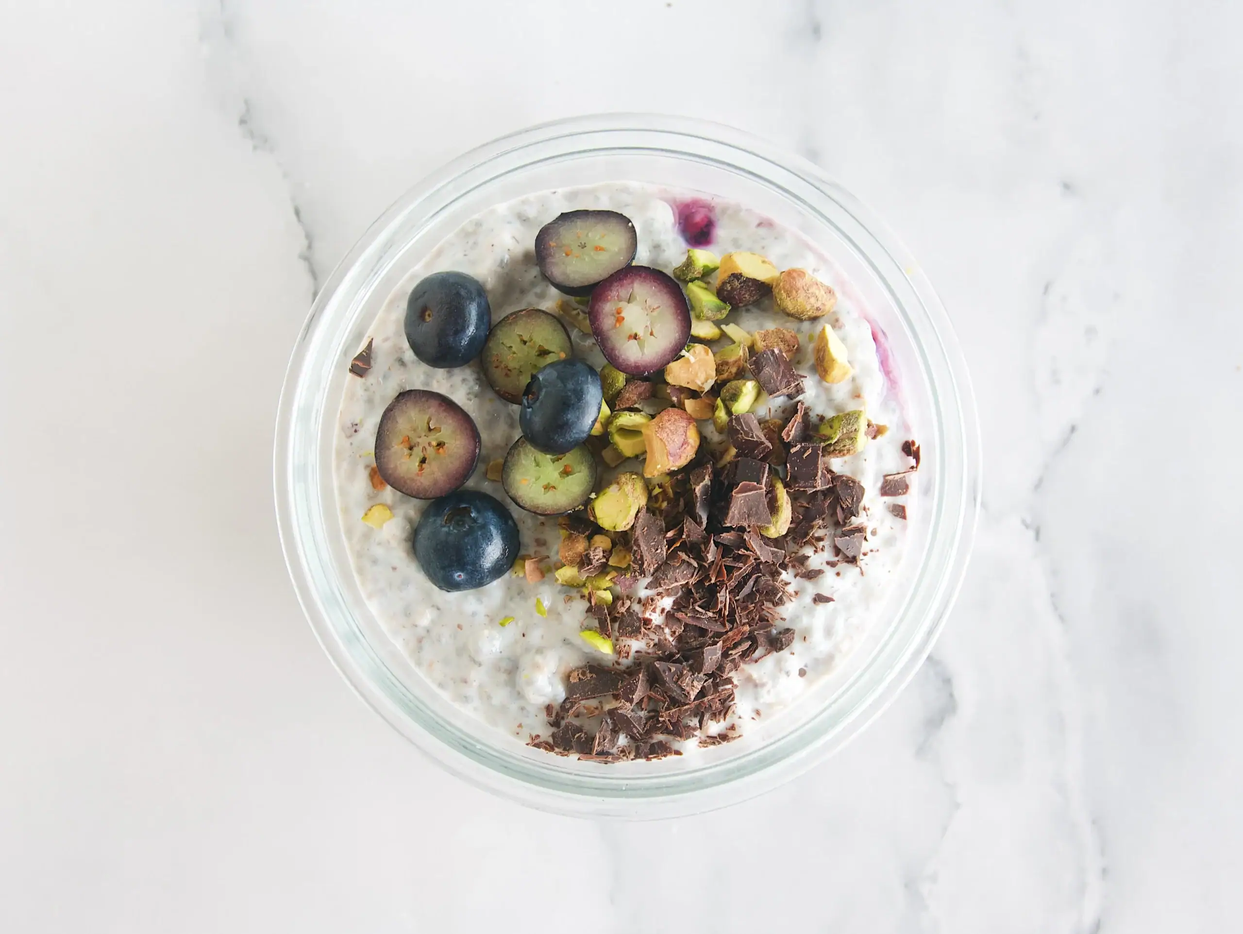 Puding de chía con yogur griego y frutos rojos
