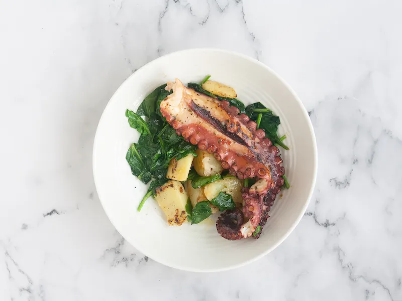 Pulpo marinado con patatas y espinacas