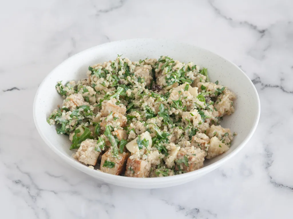Quinoa con ensalada de manzana y tofu
