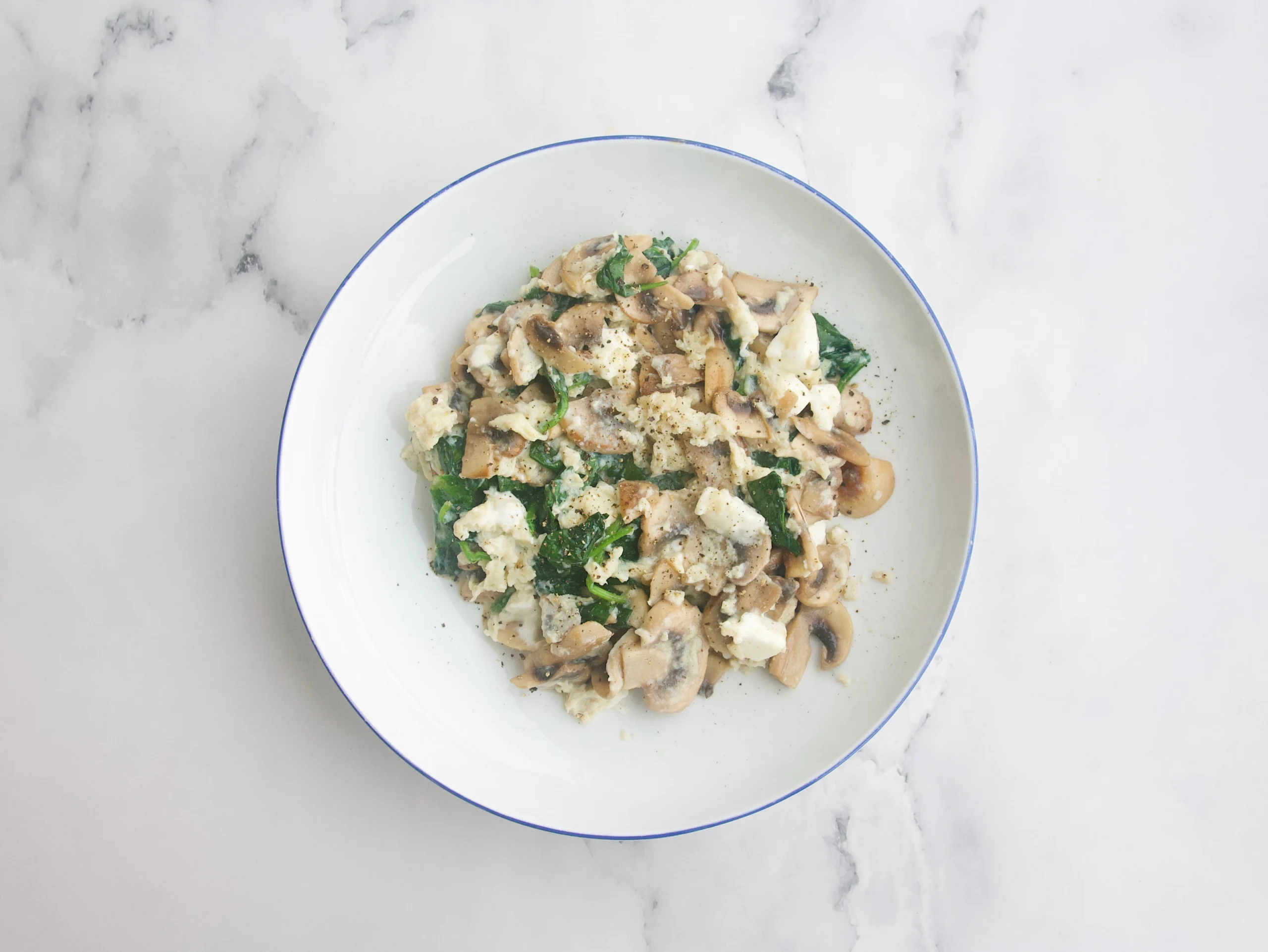 Revuelto de espinacas, champiñones y queso feta