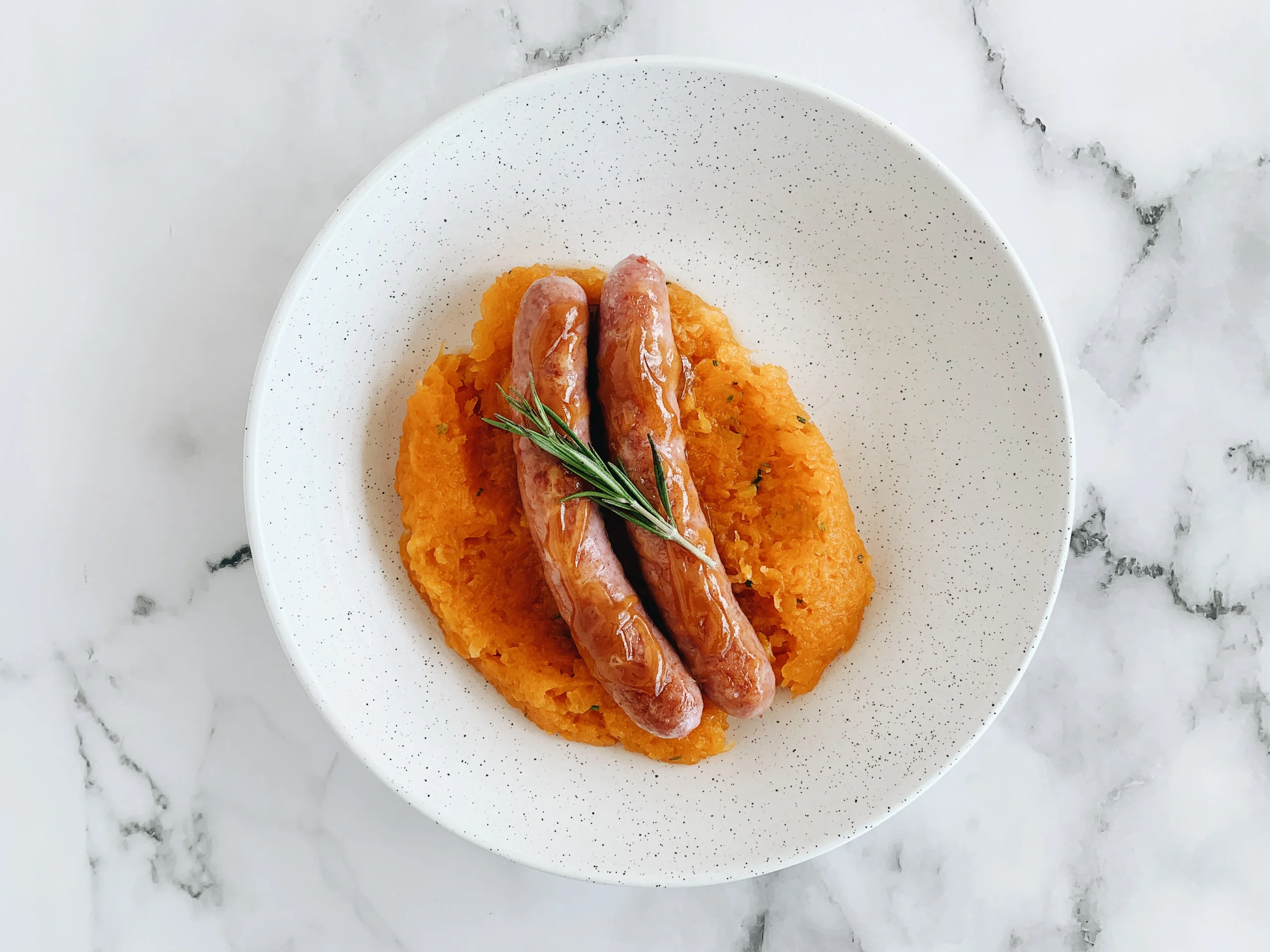 Salchichas de pollo glaseadas con puré de calabaza