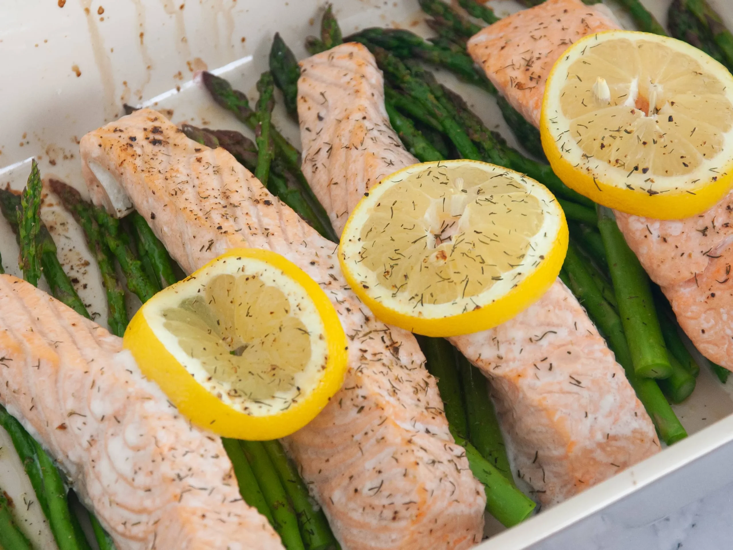 Salmón al horno con espárragos verdes