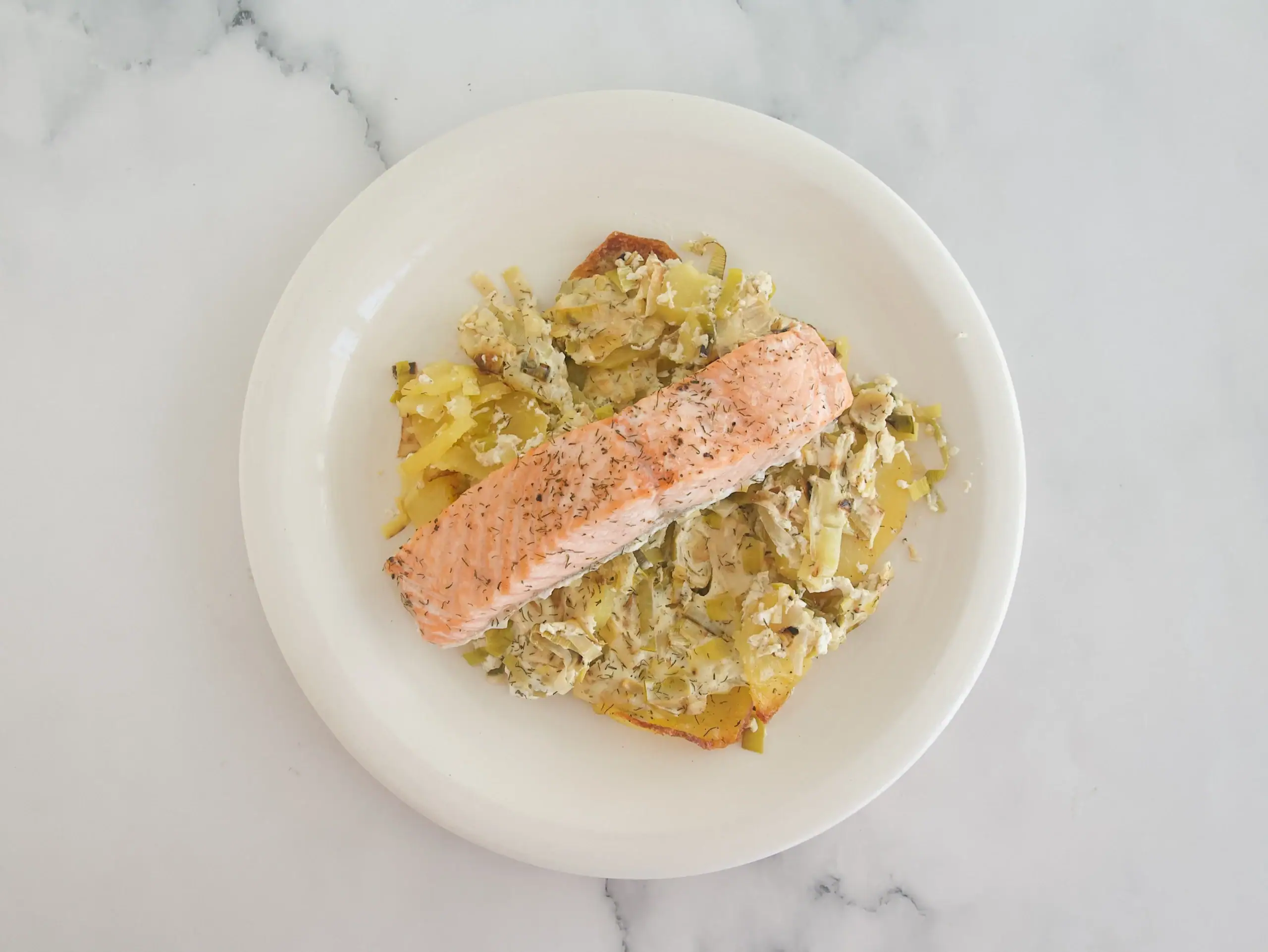 Salmón al horno con puerro y patatas