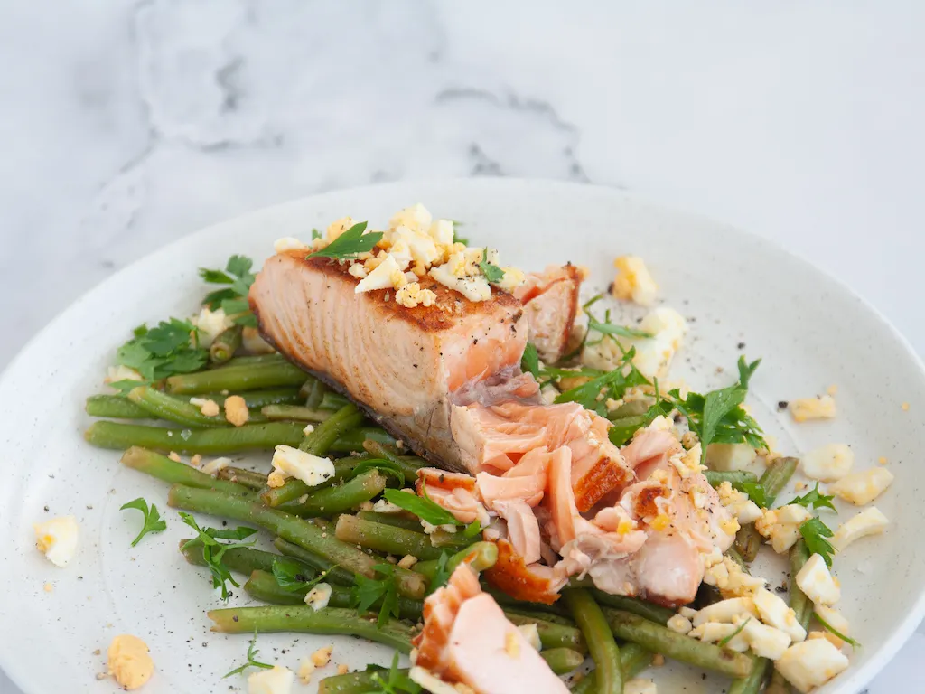 Salmón crispy con judías mimosa