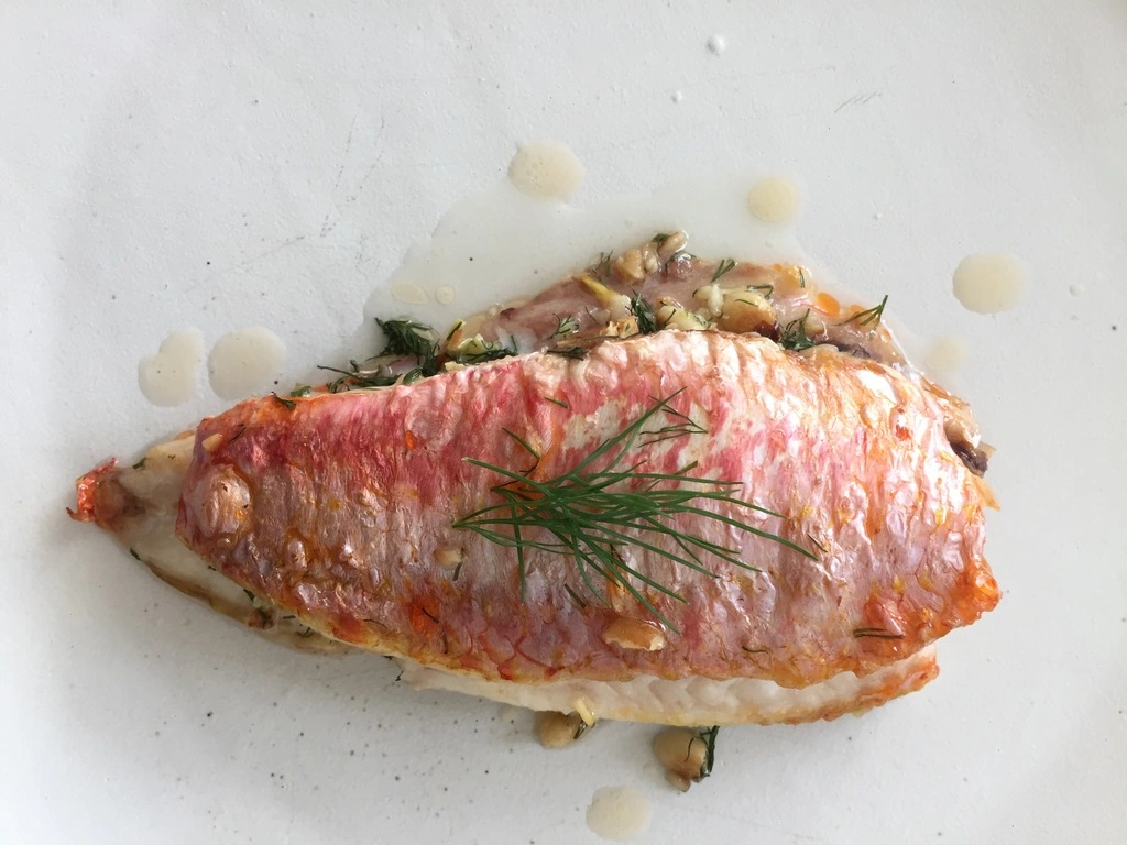 Salmonetes rellenos de gremolata de eneldo y piñones