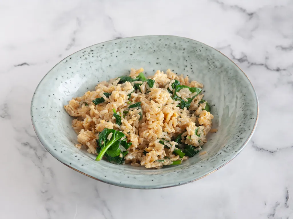 Salteado de Arroz Integral, Huevo y Espinacas