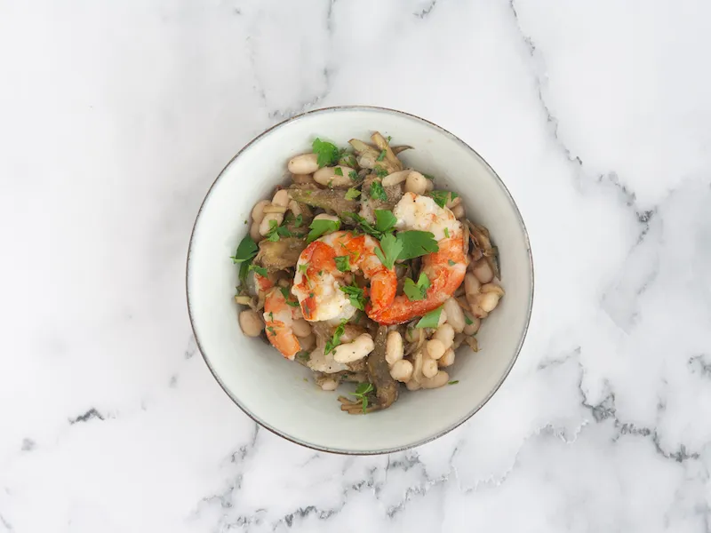 Salteado de alubias blancas con alcachofas y gambas