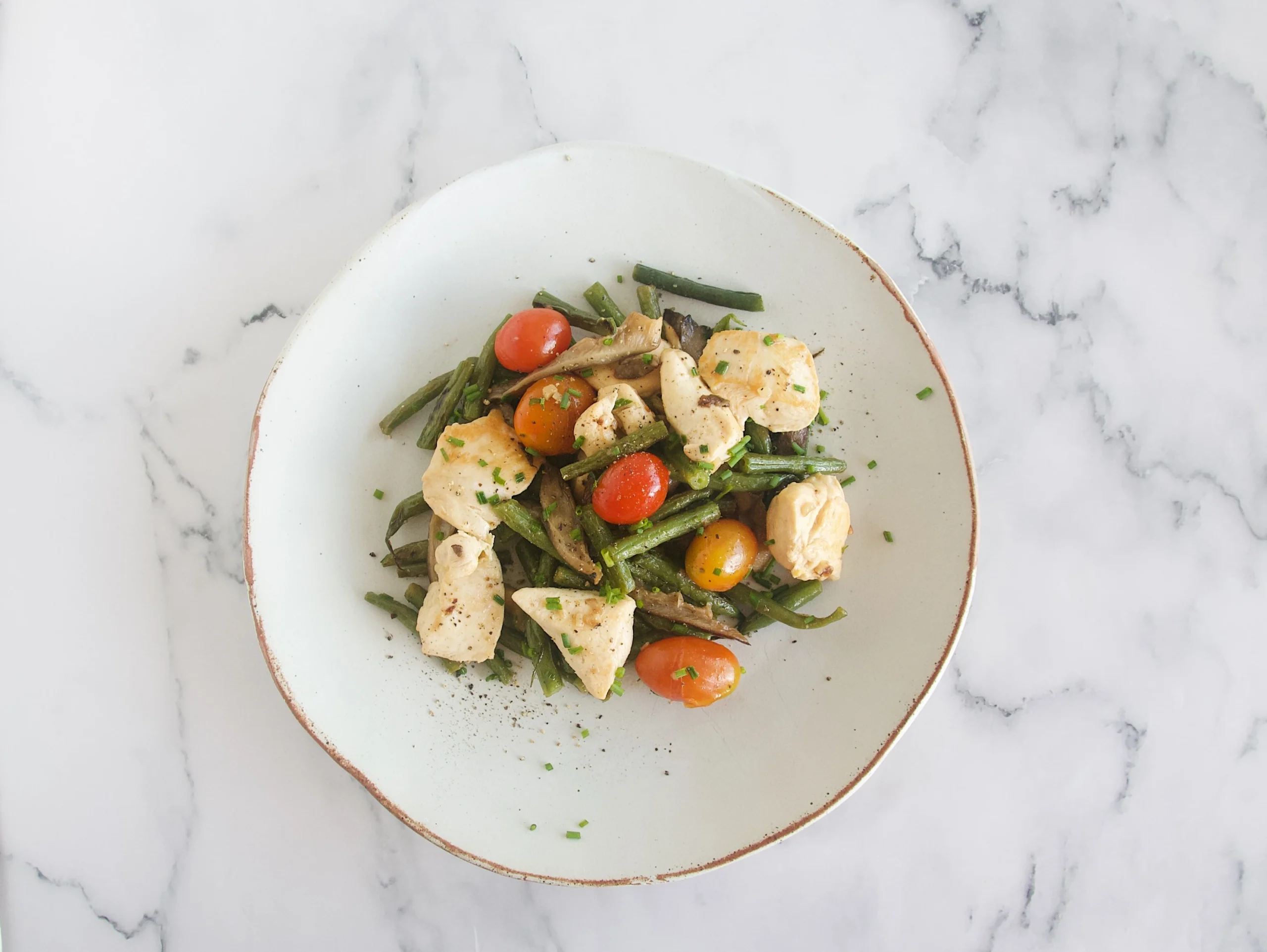 Salteado de pollo, judía verde, tomates cherry y setas