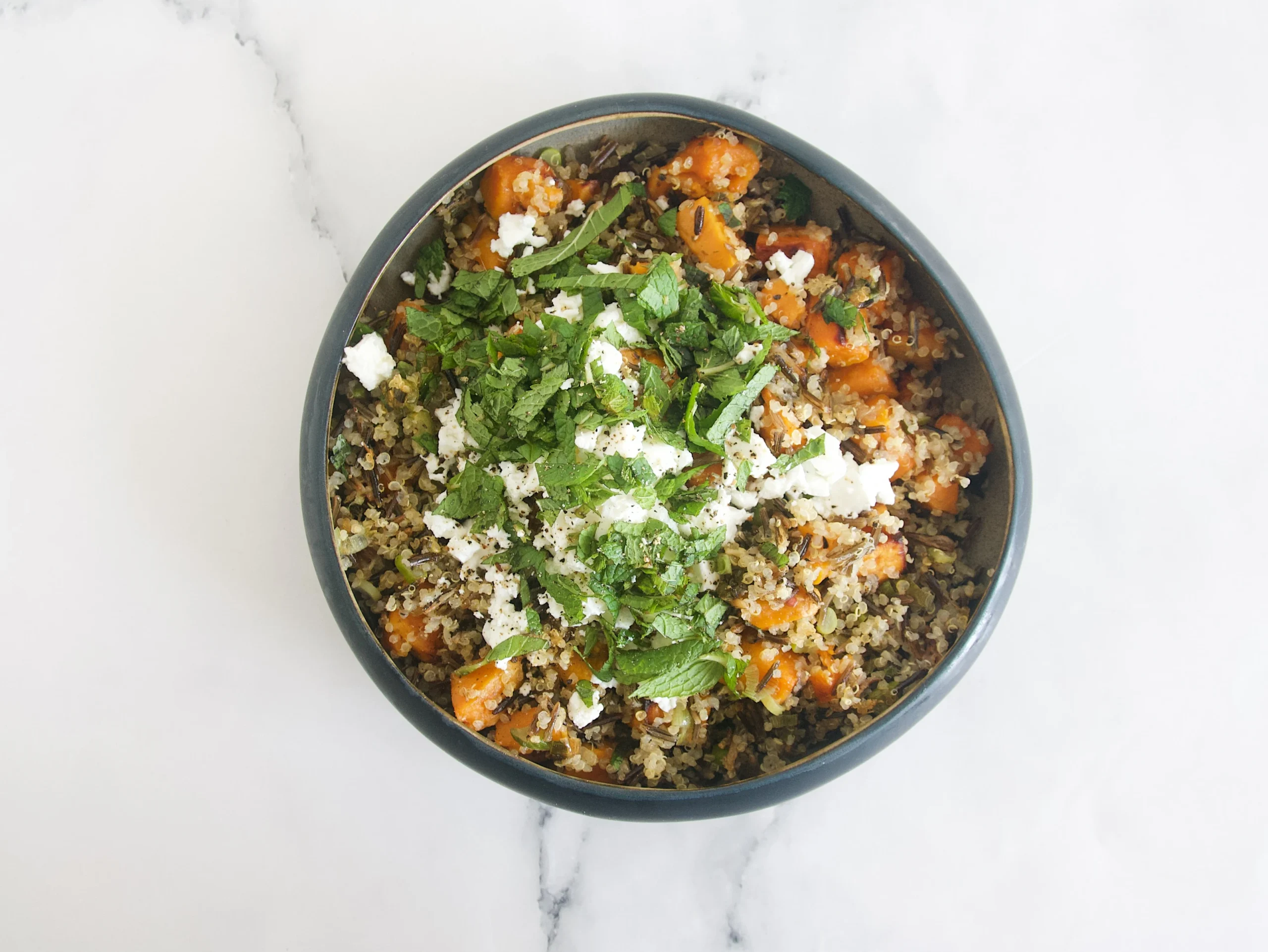 Salteado de quinoa y arroz salvaje con boniato y lima