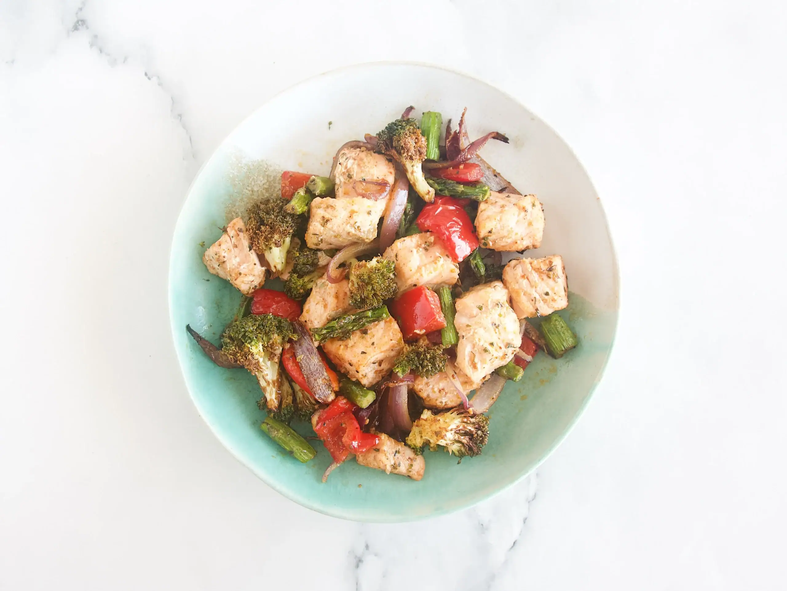 Salteado de salmón y verduras en airfryer