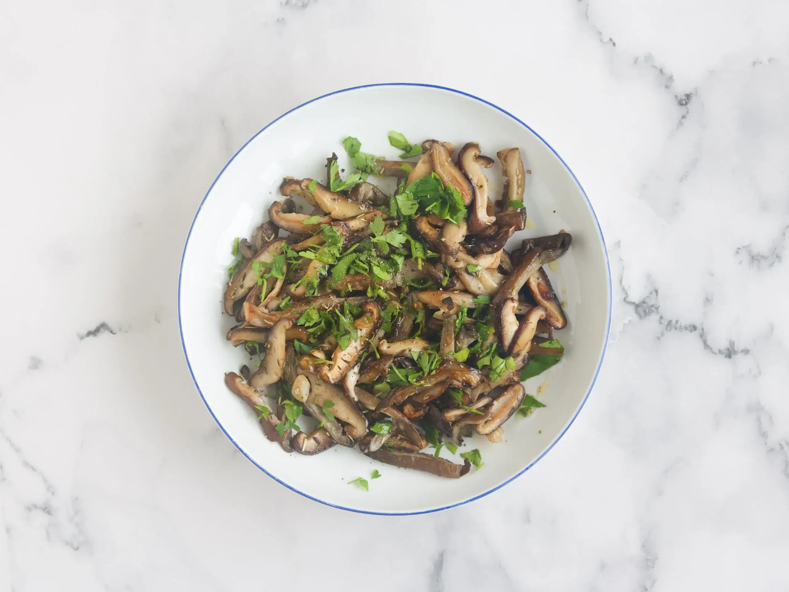Setas salteadas con ajo y hierbas aromáticas