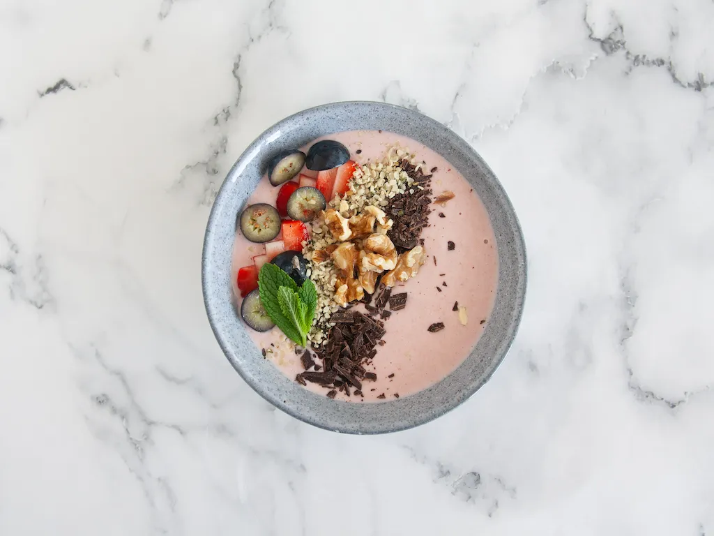 Smoothie bowl de avena, yogur y frutos rojos