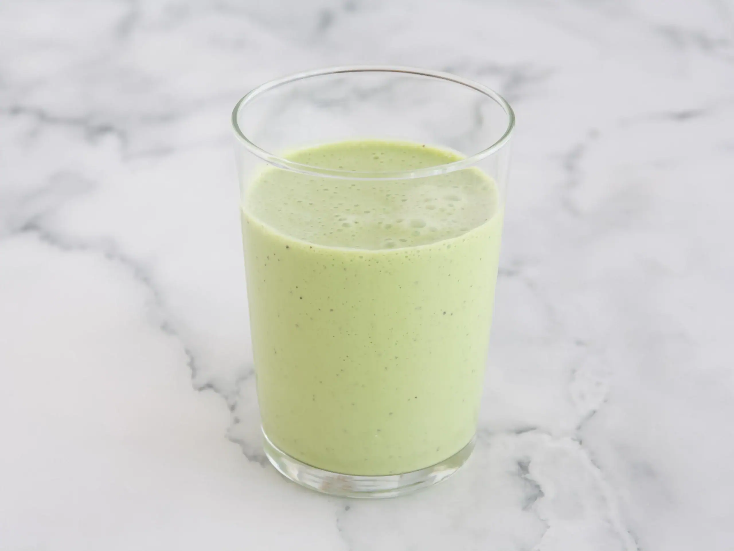 Smoothie proteico de manzana y espinacas con avena