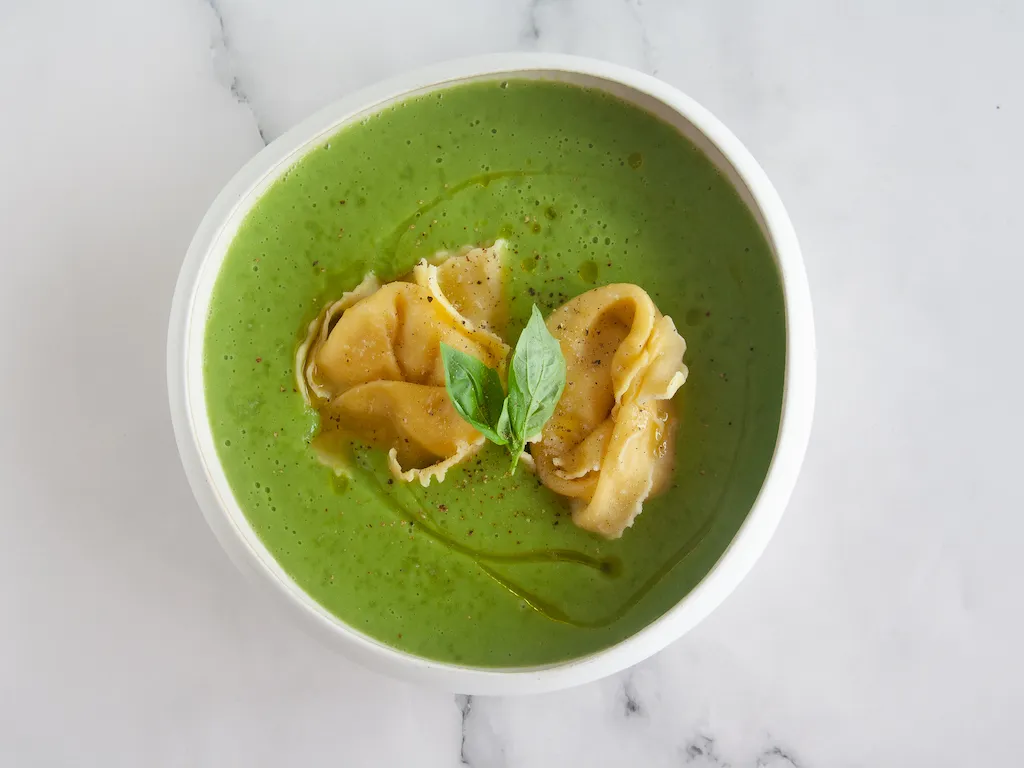 Sopa de brócoli y albahaca (con tortelloni)