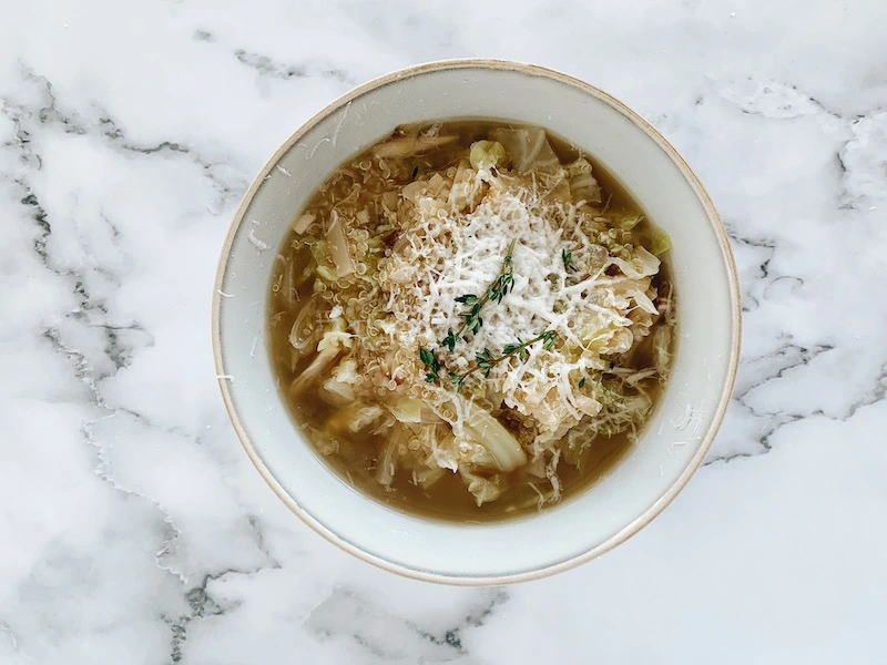 Sopa de col, cebolla y quinoa