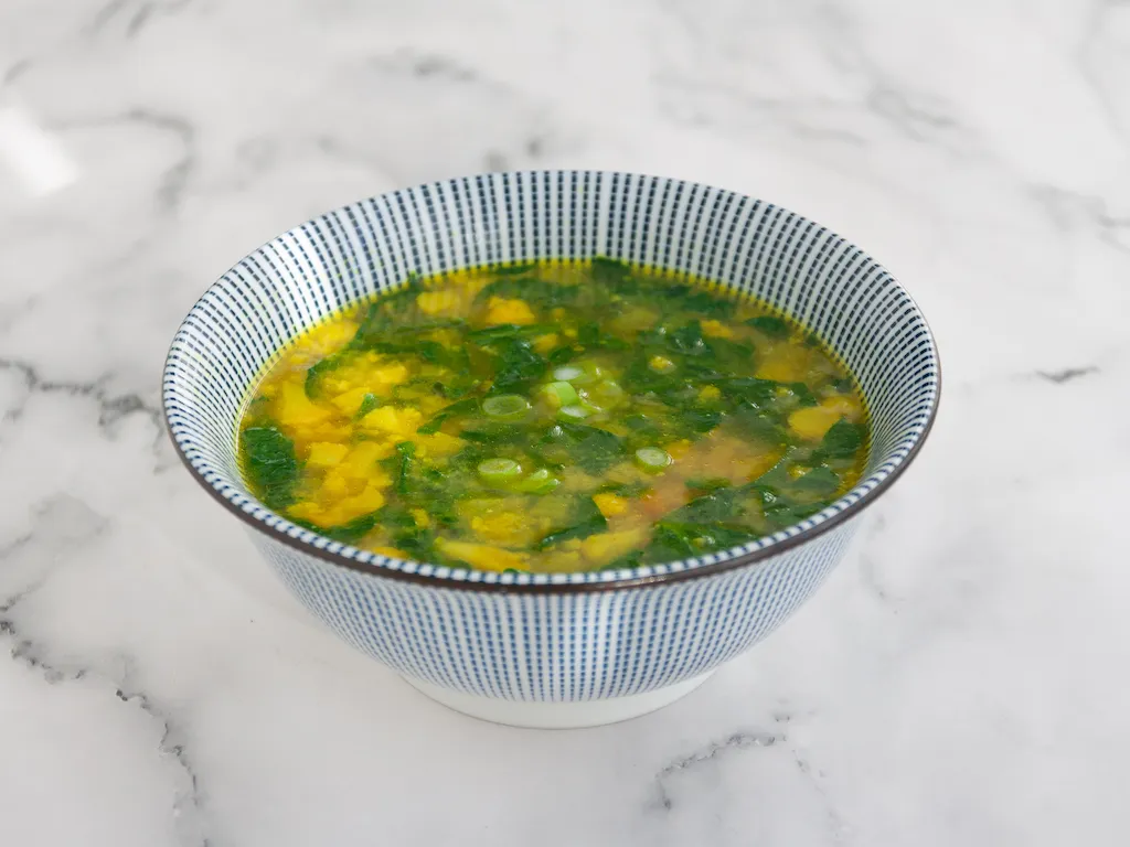 Sopa de miso y cúrcuma con vegetales