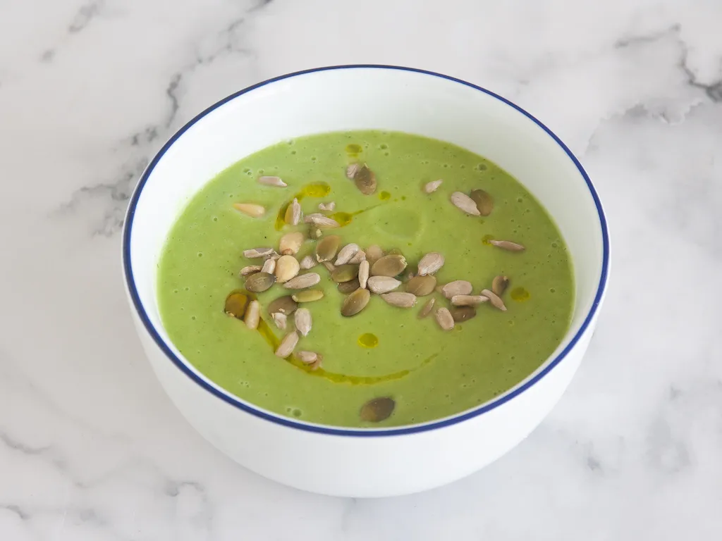 Sopa fría de calabacín y albahaca