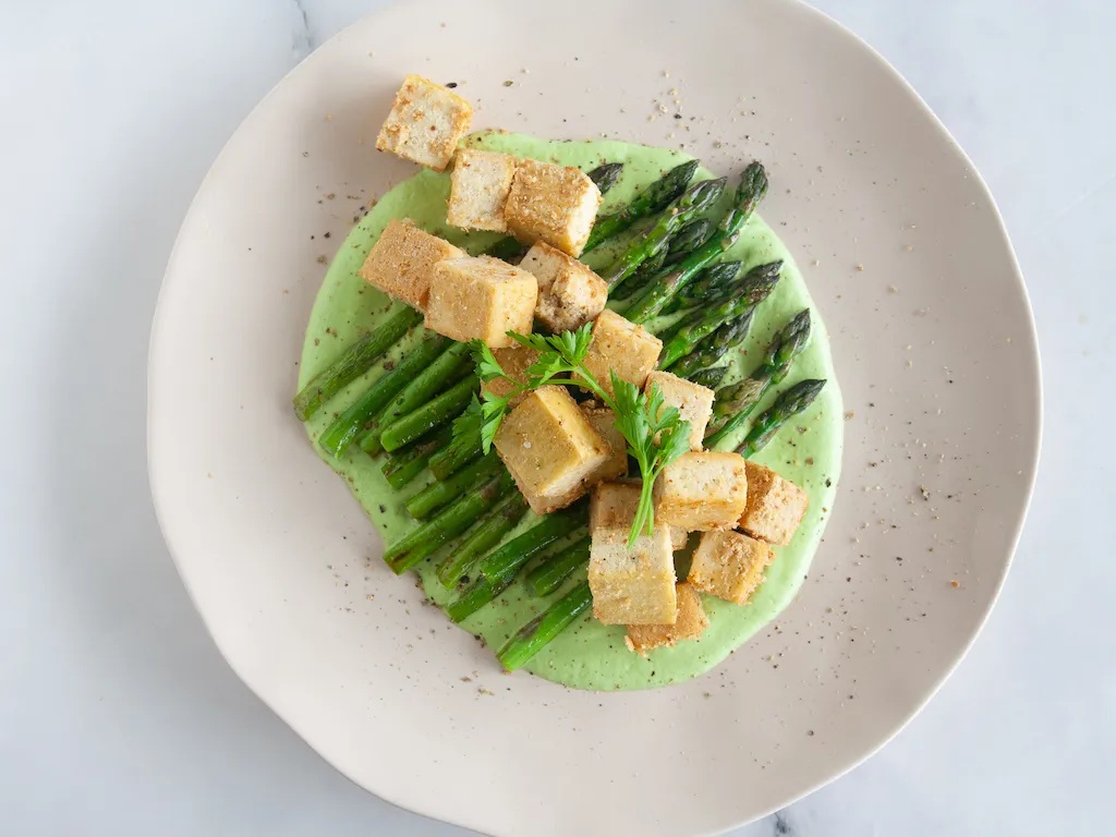Tofu con espárragos y salsa de guisantes