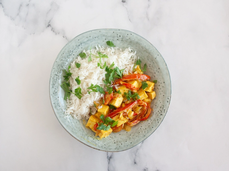 Tofu marinado con salsa de yogur y arroz