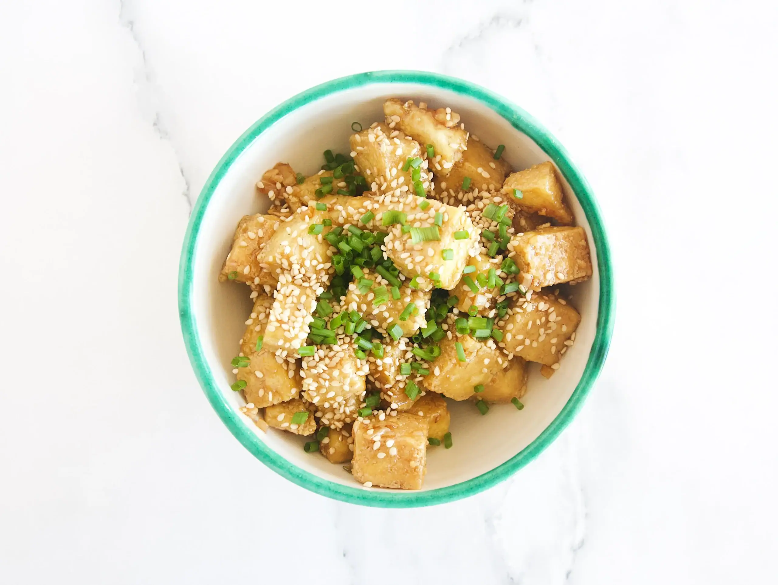 Tofu marinado con ajo, miel, soja y sésamo