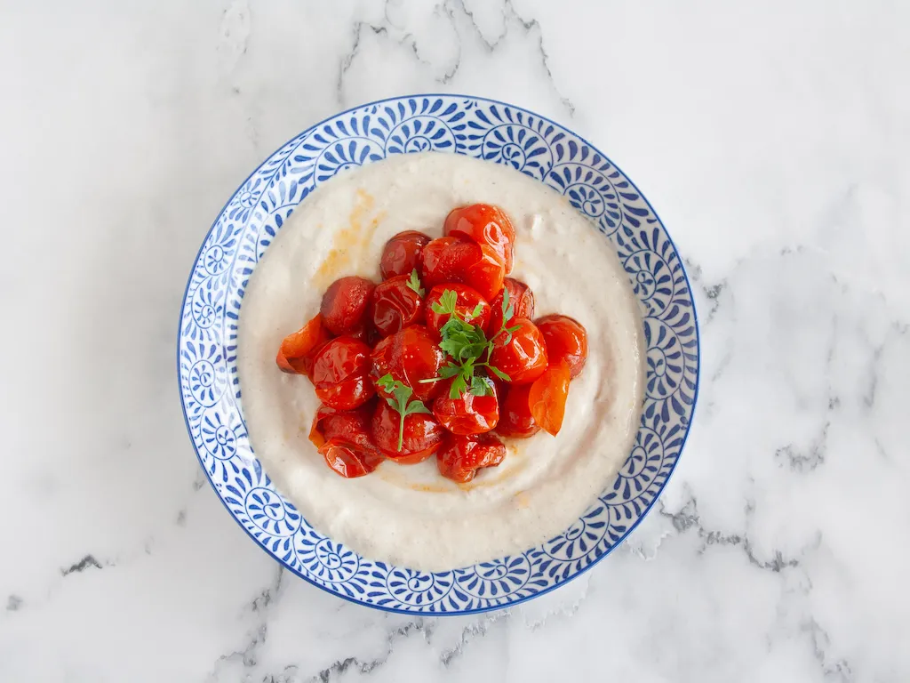 Tomates con crema de tahini