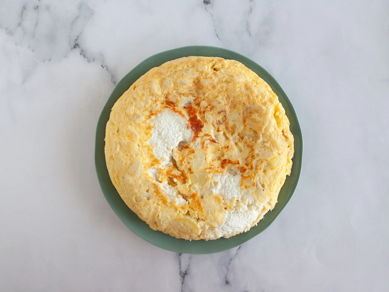 Tortilla de patata y queso de cabra