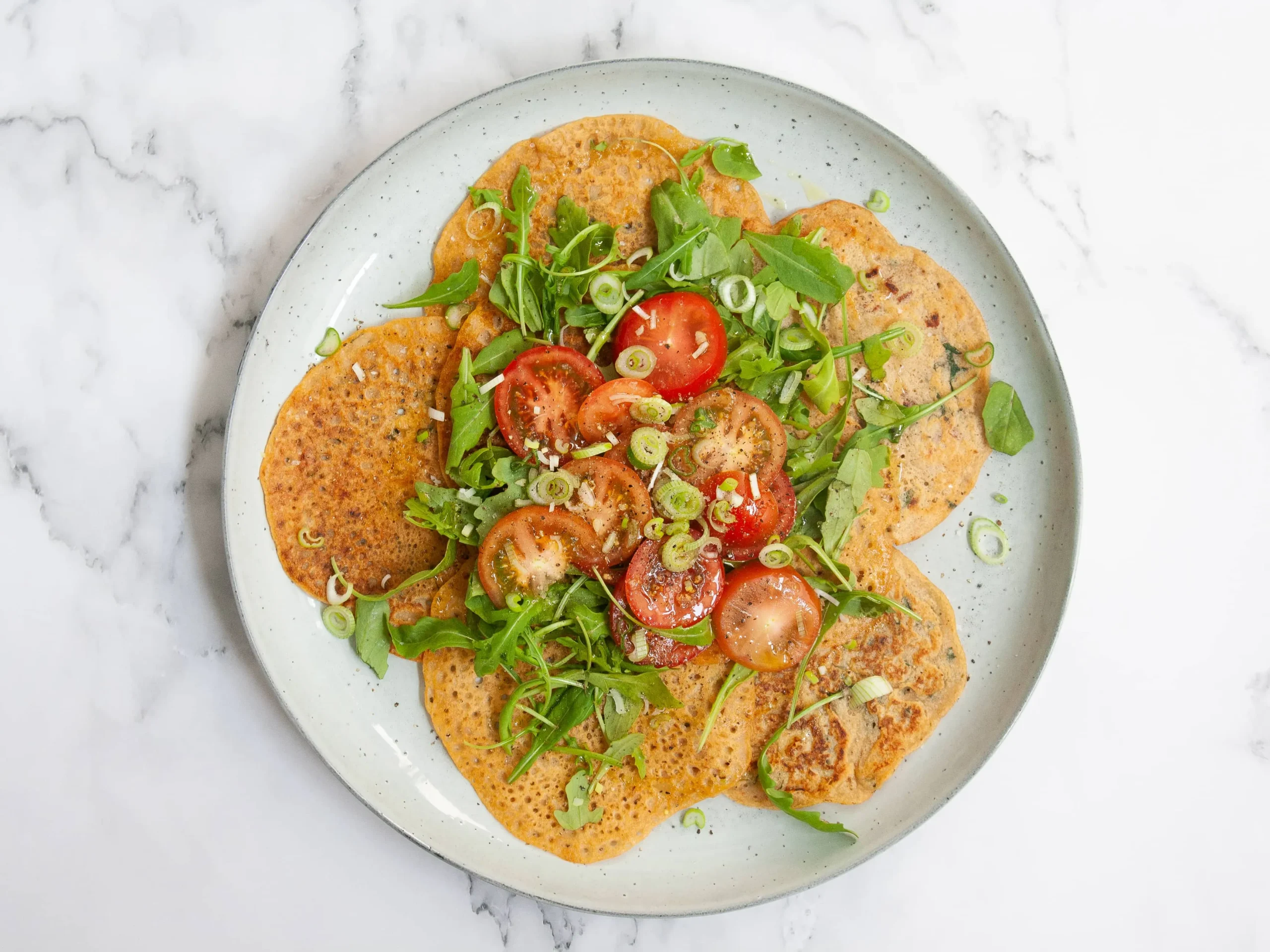 Tortitas de lenteja roja con tomates secos y albahaca