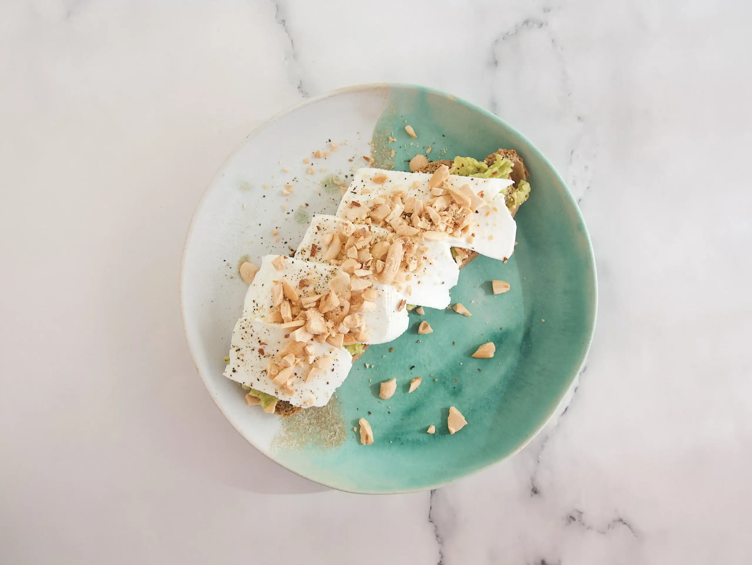 Tostada de aguacate con queso fresco y almendras