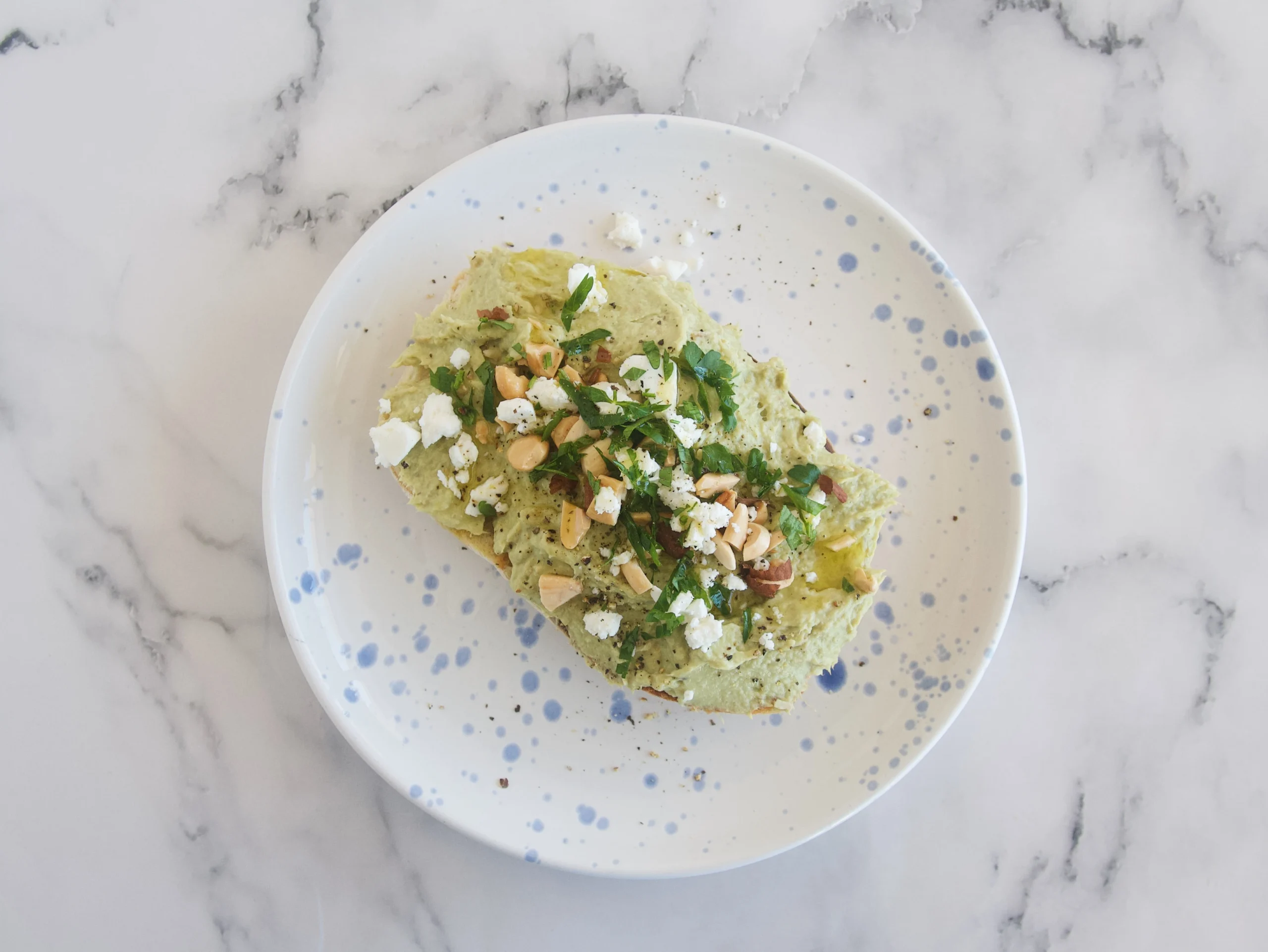 Tostada de crema de aguacate y pollo asado