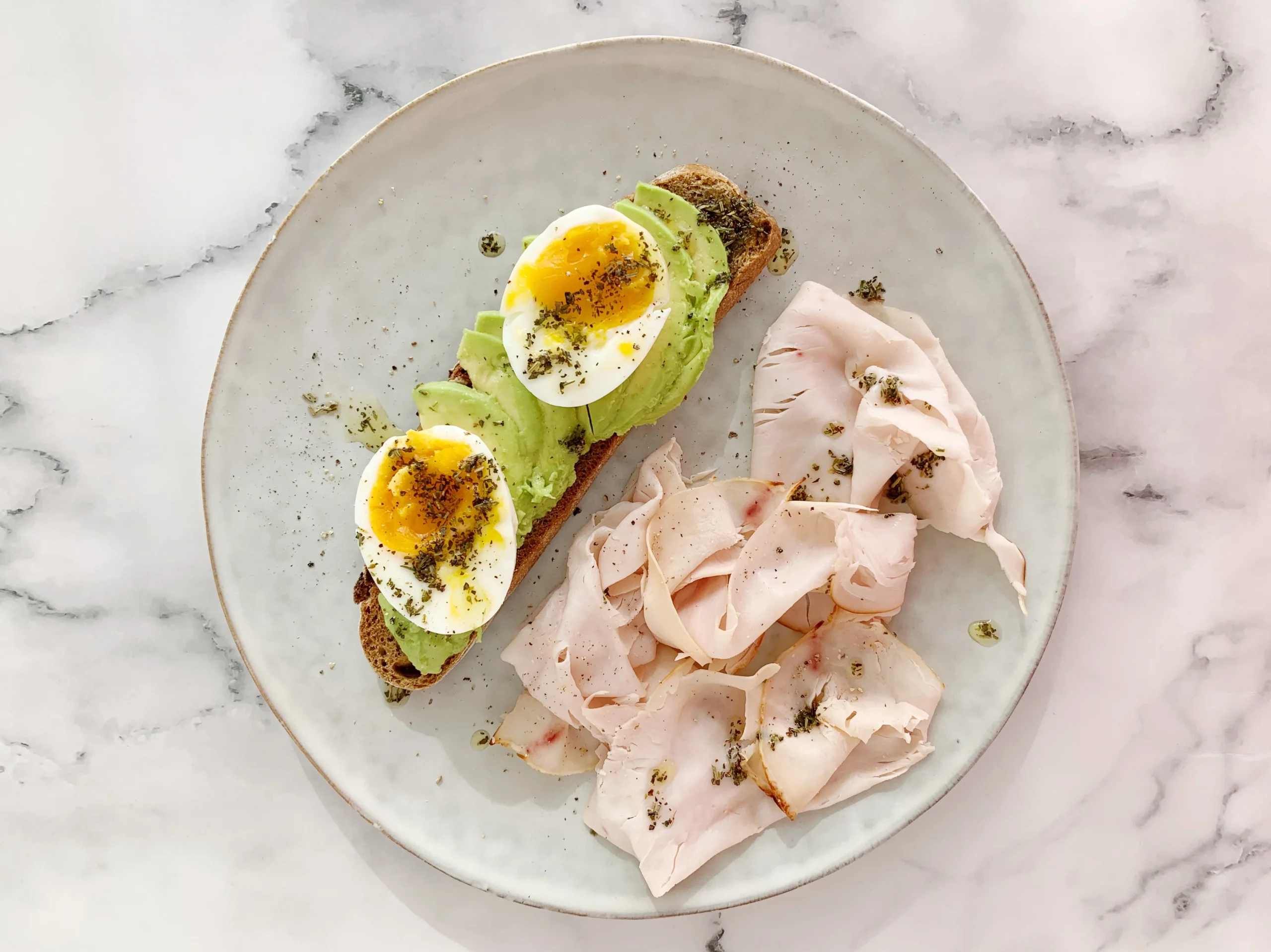 Tostada de huevos a las finas hierbas y pavo