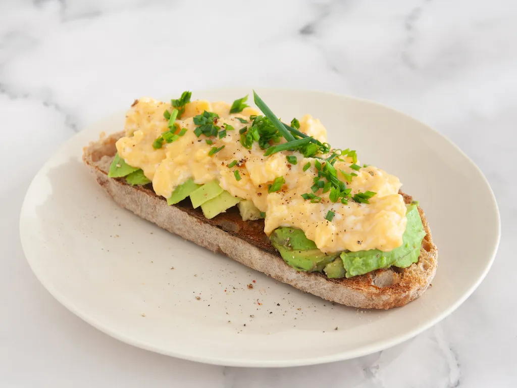 Tostada de huevos revueltos clásicos