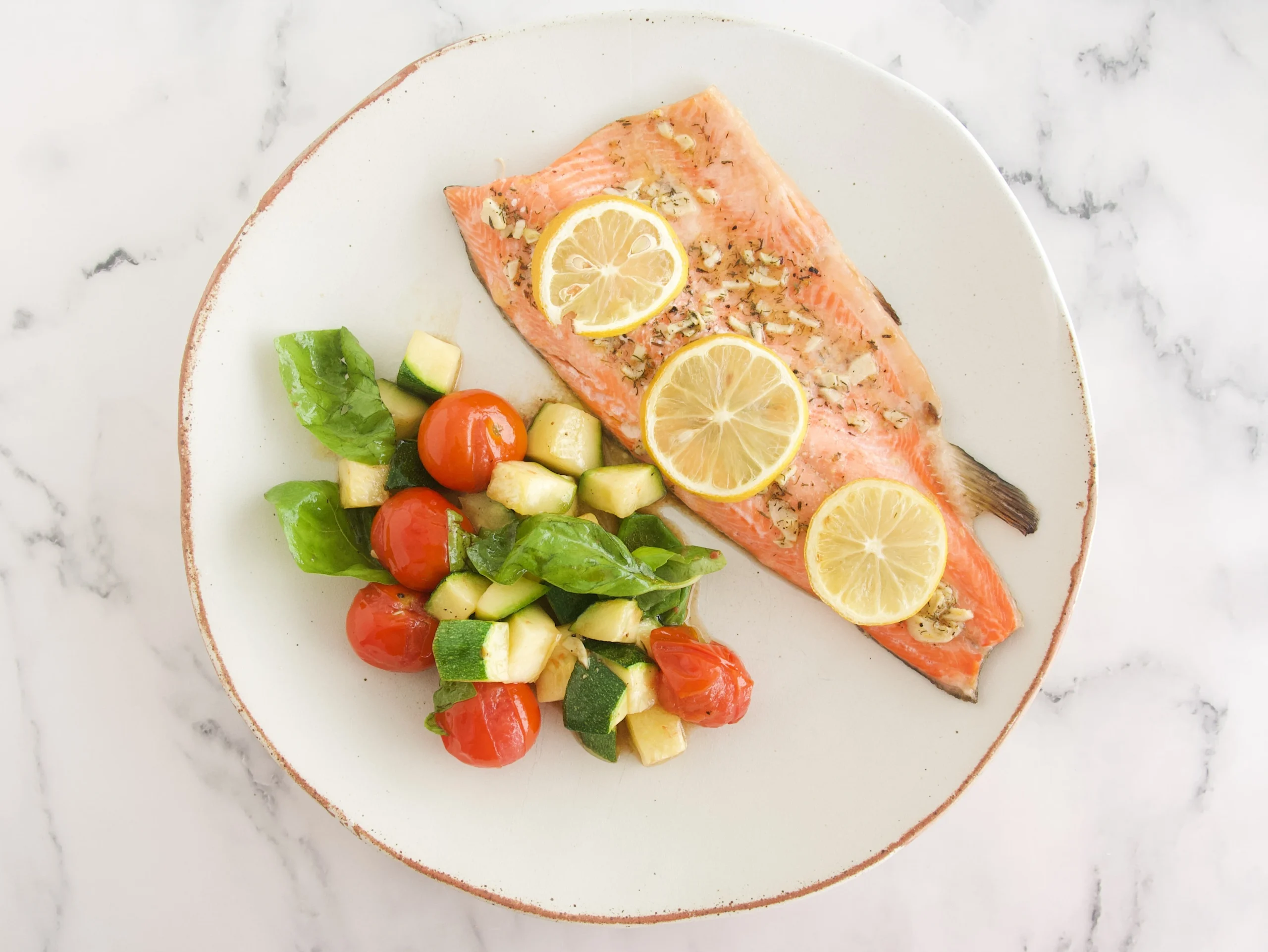 Trucha al Horno con Ensalada Templada de Calabacín, Tomates Cherry y Albahaca