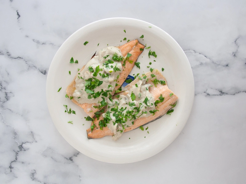 Trucha al horno con salsa de champiñones