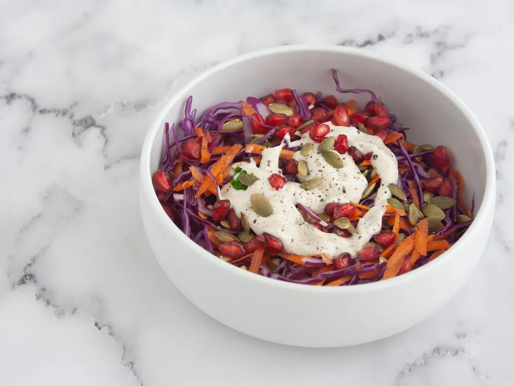 Ensalada de col lombarda y zanahoria con aliño de tahine