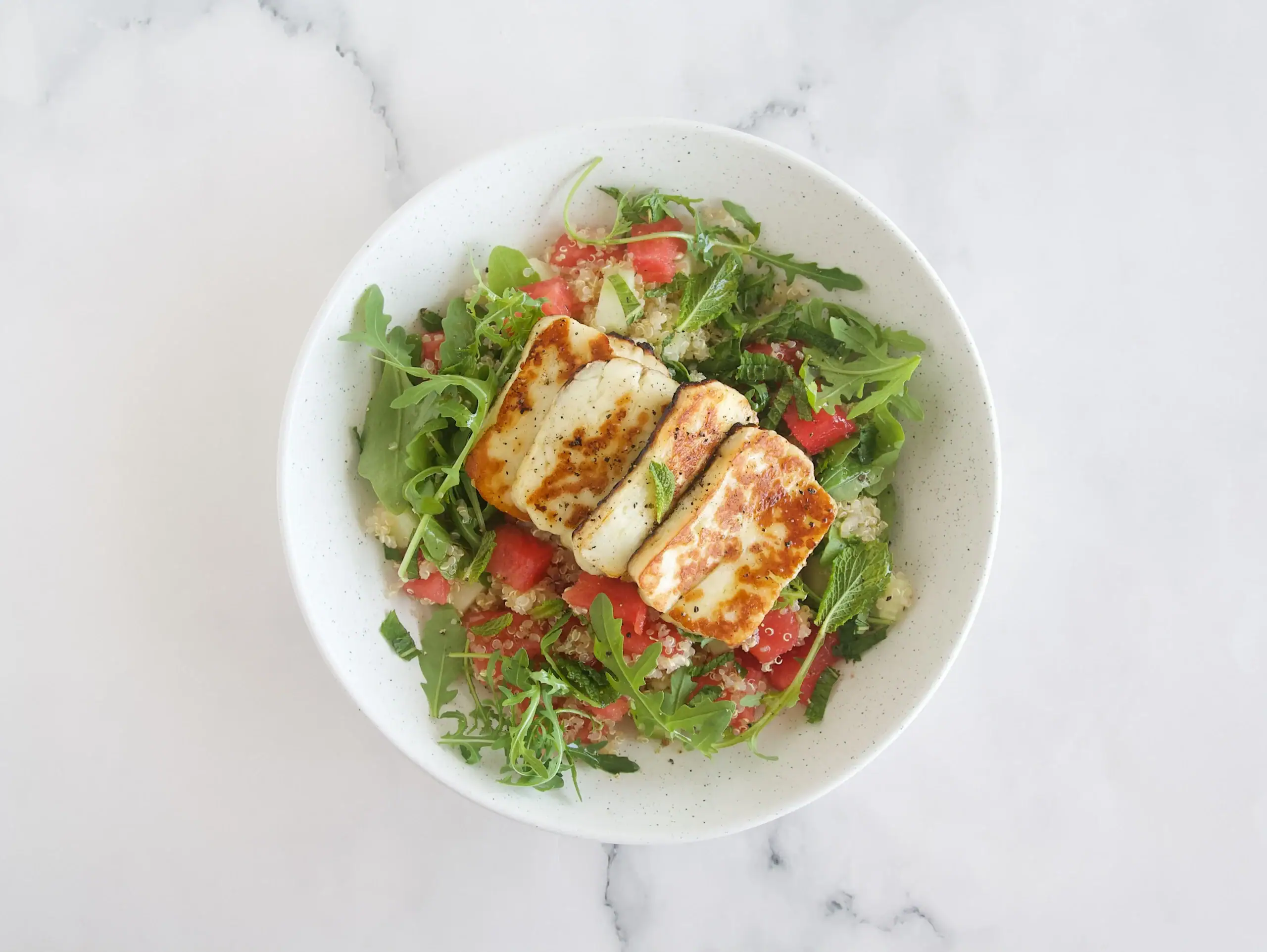 Ensalada de sandía, queso halloumi y quinoa