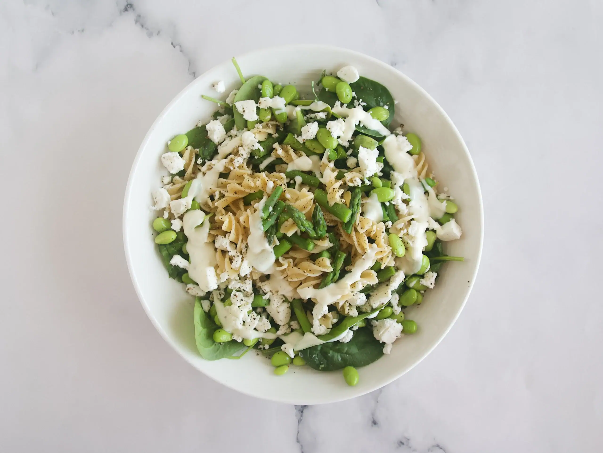 Ensalada de pasta de legumbre, edamame y feta 