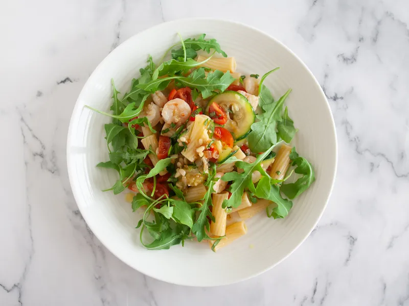 Pasta fría con gambas y calabacín