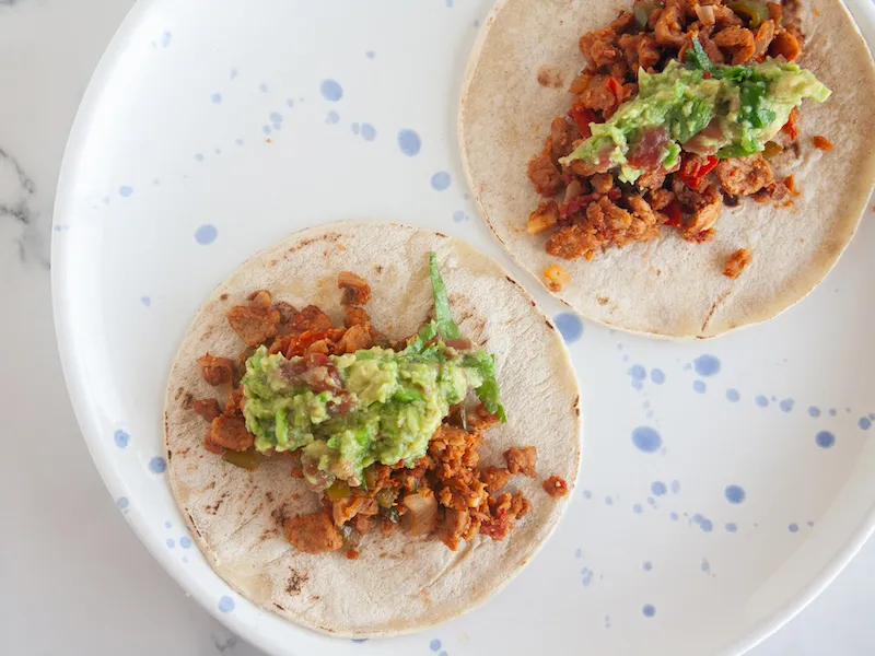 Tacos de carne vegetal con guacamole